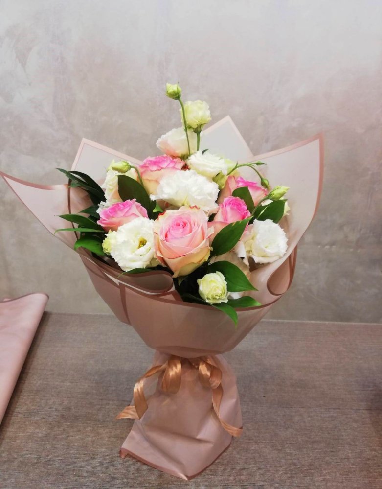 Букет цветов Первые цветы Букет цветов из: Розы и Лизиантусы